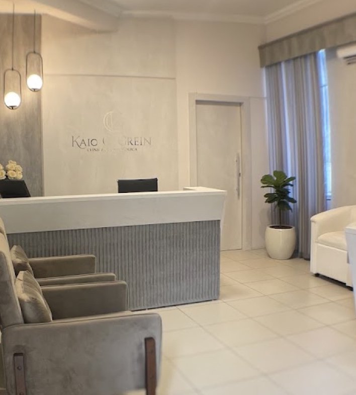 Sala de espera da clínica, com poltronas confortáveis e ambiente iluminado